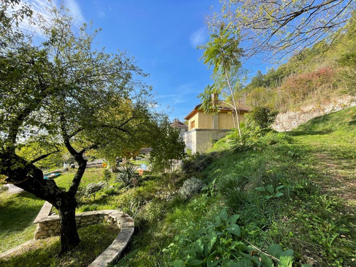 Jolie Cabane Avec Jacuzzi Pour Les Amoureux De La Nature Tullins Buitenkant foto