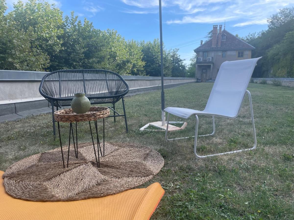 Jolie Cabane Avec Jacuzzi Pour Les Amoureux De La Nature Tullins Buitenkant foto