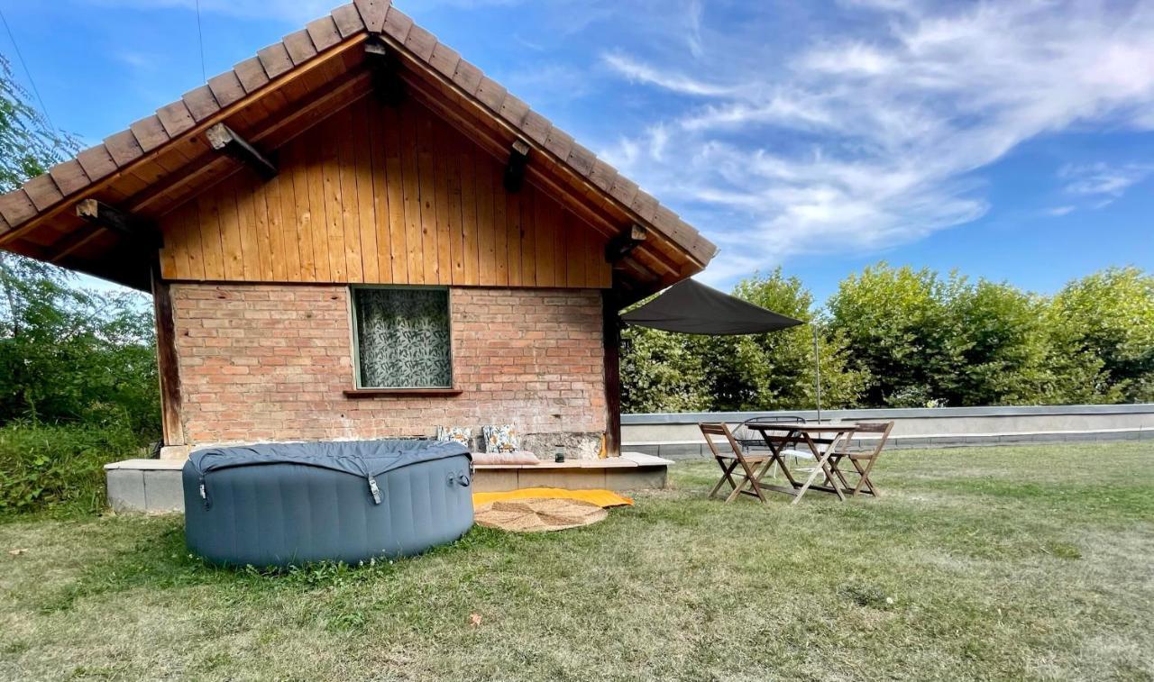 Jolie Cabane Avec Jacuzzi Pour Les Amoureux De La Nature Tullins Buitenkant foto