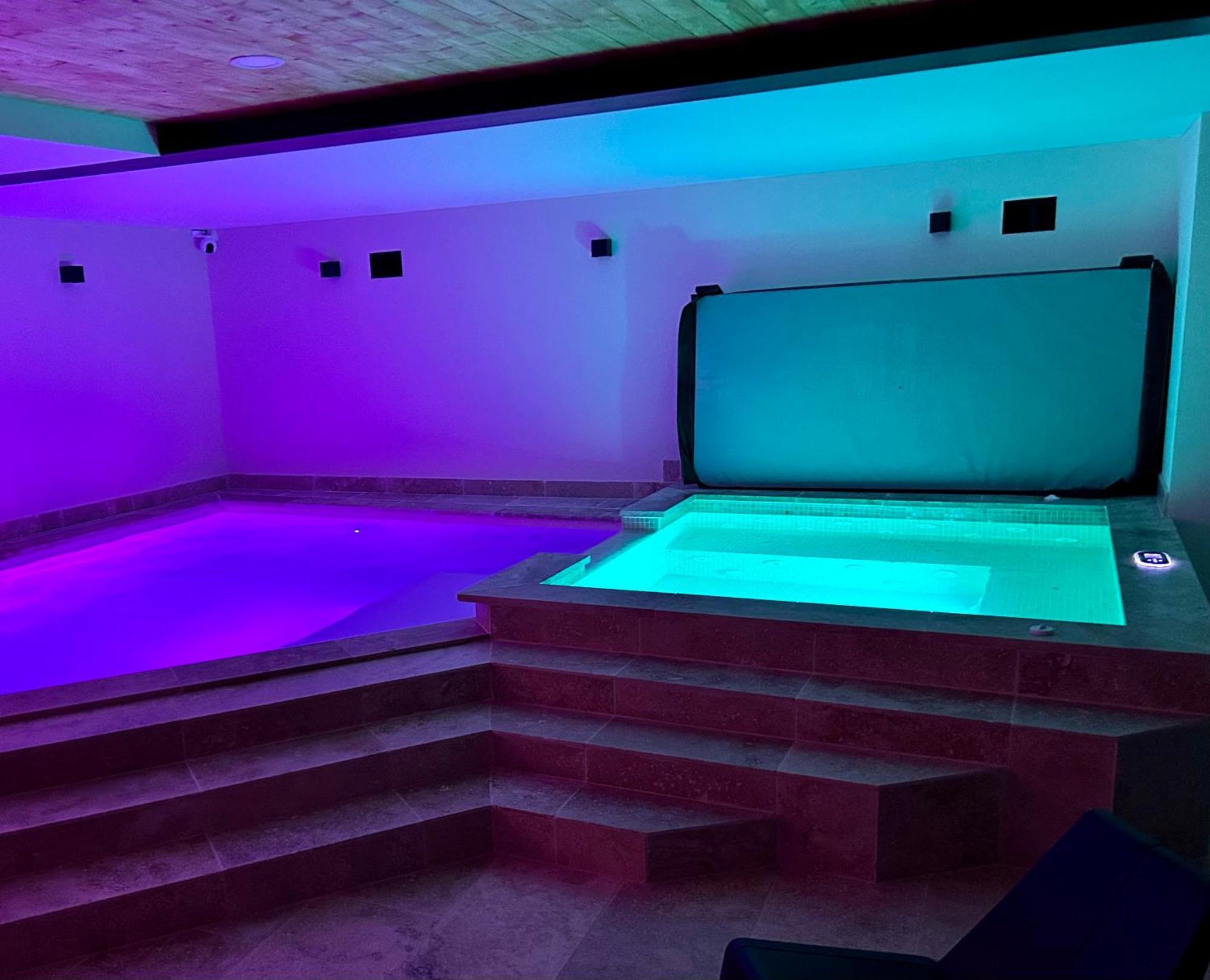 Jolie Cabane Avec Jacuzzi Pour Les Amoureux De La Nature Tullins Buitenkant foto